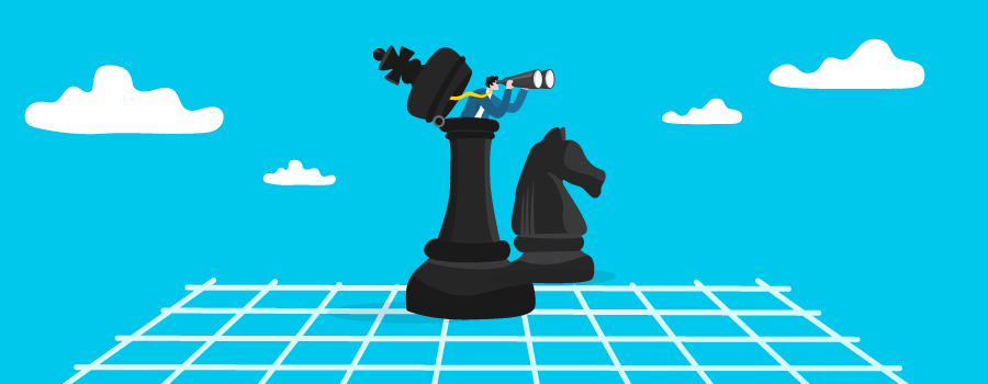 Infografika - dwie figury szachowe (hetman i skoczek) i człowiek wystający z otwartej "głowy hetmana", patrzący w dal przez lornetkę. Wszystko na tle niebieskiego nieba z białymi chmurkami i na planszy szachowej także białej.
